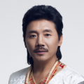 在屋顶和三个男人享受的妻子