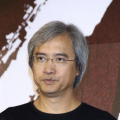 身上只穿了一条绳子